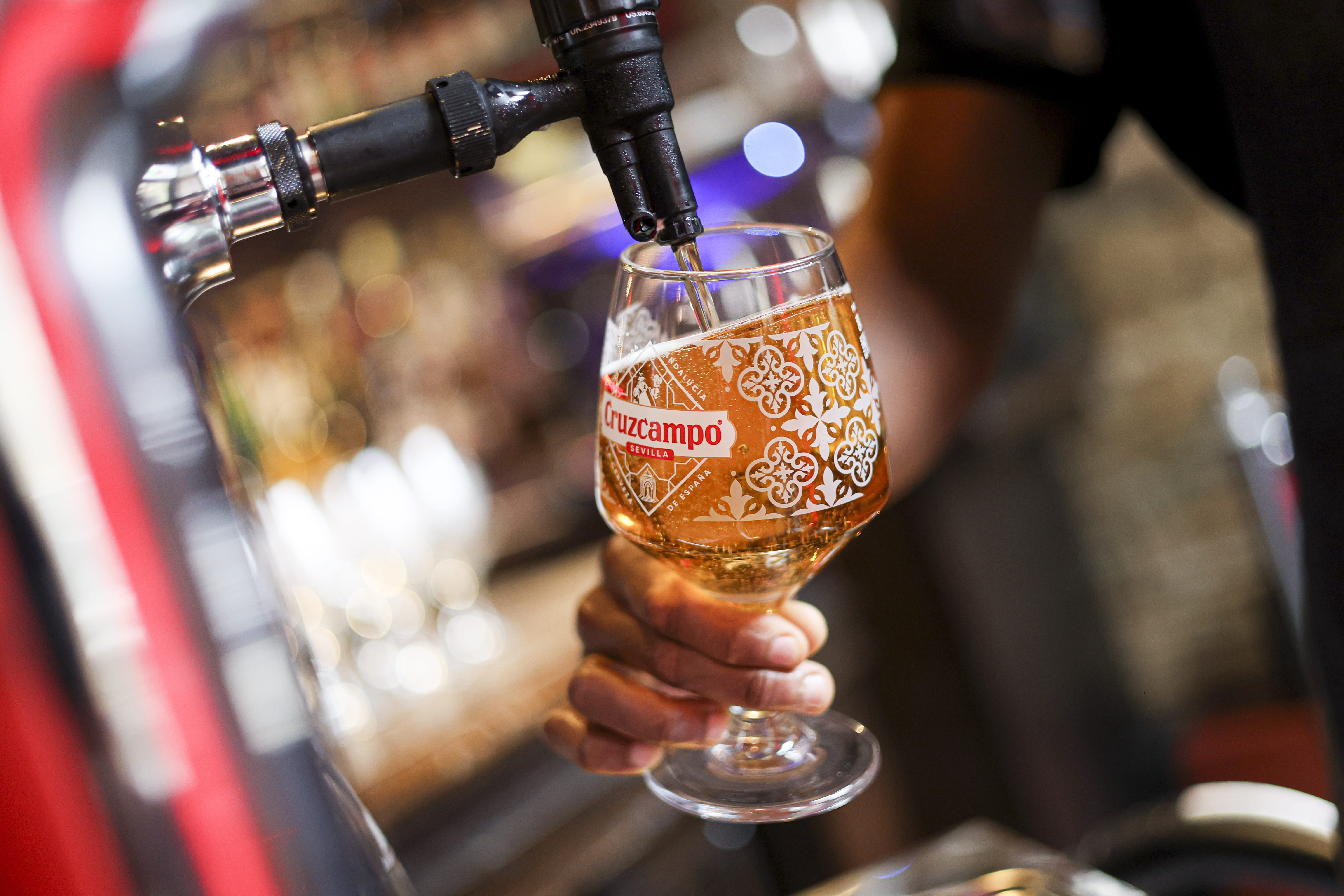 A glass of Cruzcampo being poured